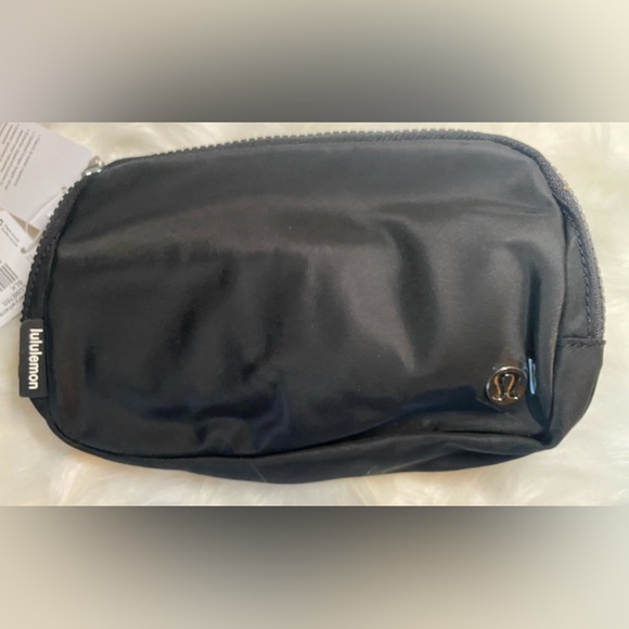 New Lululemon Everywhere Belt bag size 1L Black - Picture 5 of 6